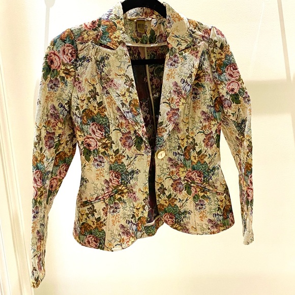 Retro & Vintage Inspired Floral Blazer - Picture 5 of 5